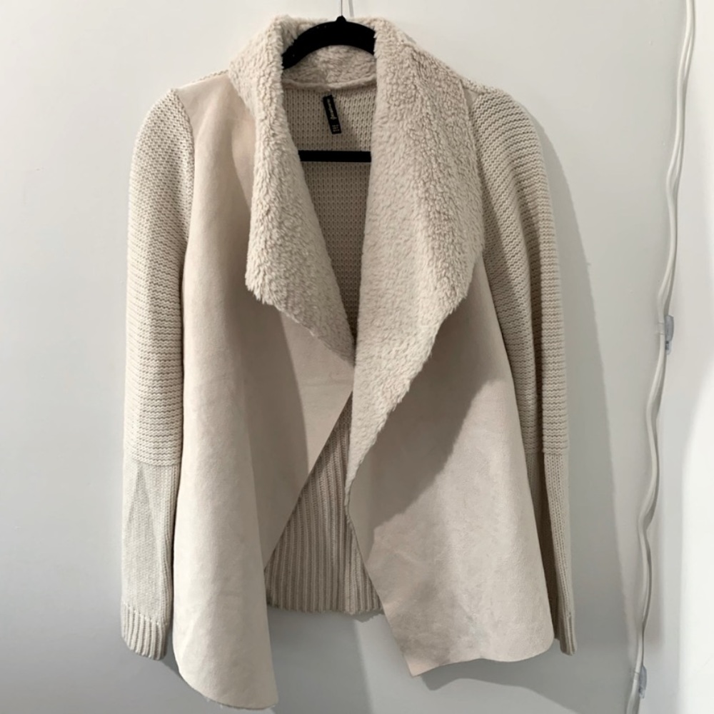 LIKE NEW STRADIVARIUS FAUX-SHERLING CARDIGAN